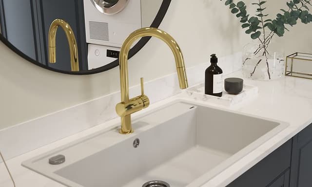 Sininen Blue Heritage kodinhoitohuone Miele-pesutornilla ja Calacatta Gold -kvartsityötasolla