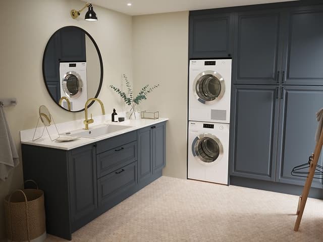 Sininen Blue Heritage kodinhoitohuone Miele-pesutornilla ja Calacatta Gold -kvartsityötasolla