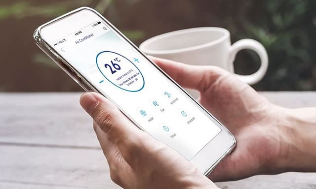 Elecotrolux - Luftkvalitet - Hånd der holder en mobiltelefon der viser luftkvaliteten i en app