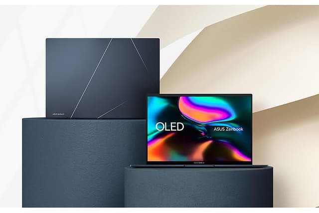 Kaksi Zenbook 14 OLED -kannettavaa jalustalla