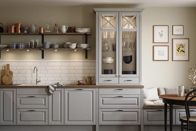 Klassiskt EPOQ kök i Heritage Light Grey med vitrinskåp och bänkskiva i Laminat Medusa Brown