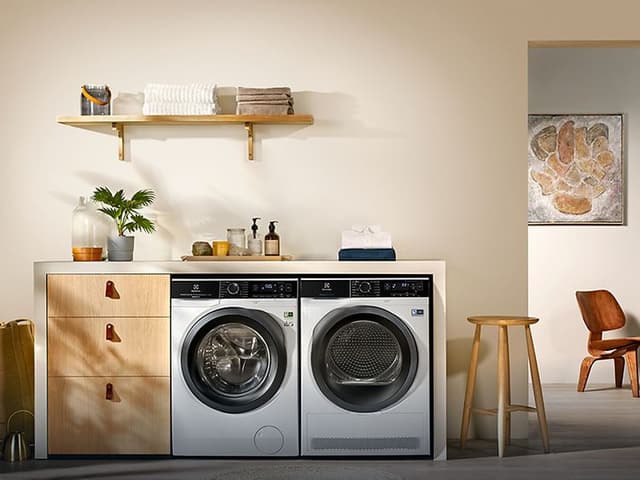 Electroluxin pyykinpesukone ja kuivausrumpu kodinhoitohuoneessa