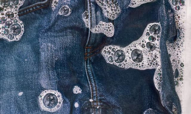 Nærbilde på våte jeans