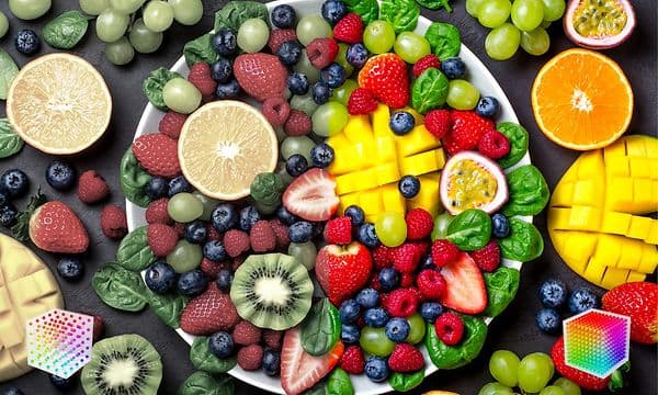 XR Color - en massa färgglad frukt där ena sidan av bilden har svaga färger medan andra sidan har mycket klarare färger