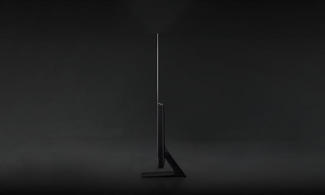 En sort og tynn Samsung TV sett i profil for å vise hvor tynn den er