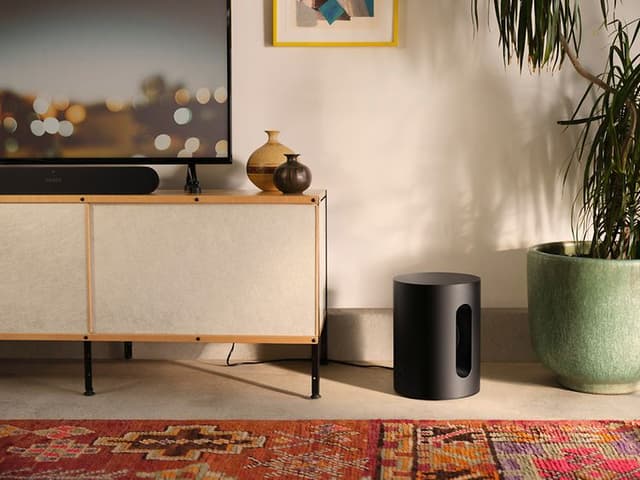 Gravity subwoofer -kaiutin olohuoneessa television vieressä