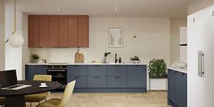 EPOQ Trend Blue Grey kjøkkenseksjon med hvit benkeplate, åpne hyller og Electrolux frittstående side-by-side kombiskap 
