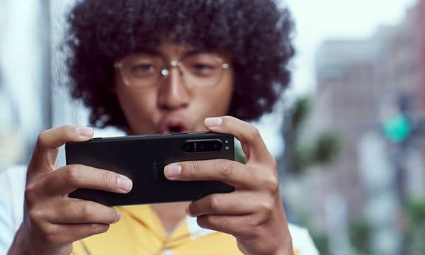 Mand gamer på Sony smartphone