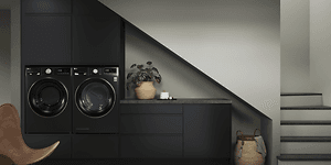 Bryggers fra Epoq i serien Integra Black med Dark Terrazzo som bordplade og hvidevarer fra LG