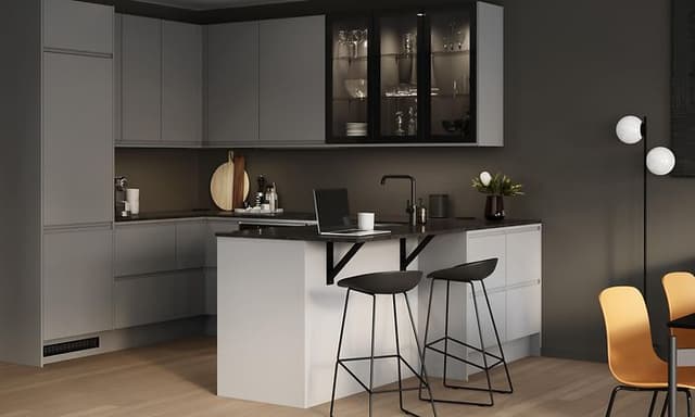 Epoq Integra Steel Grey køkkenkrog med laminatbordplade i sortbrun kompaktlaminat, glasskabe og barstole