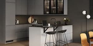 Epoq Integra Steel Grey køkkenkrog med laminatbordplade i sortbrun kompaktlaminat, glasskabe og barstole