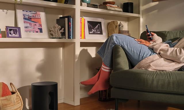 Gravity sub ved siden af benene i sofaen