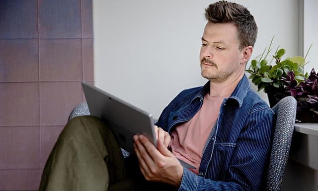B2B - Mazo - Ejeren af Mazo i en designsstol med sin PC