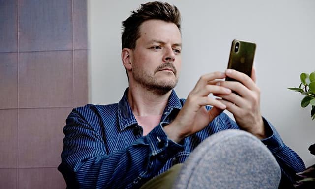 B2B - Mazo - Mazo-ejeren med sin mobiltelefon