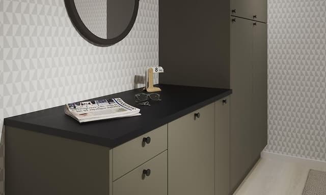 Epoq Trend Moss Green vaskerom og entré i ett med avis, nøkler og briller på sort benkeplate