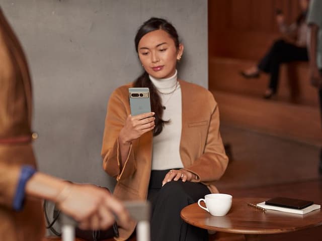 Kvinna som tittar på en Pixel-telefon