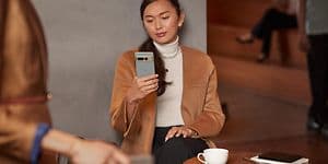 Kvinna som tittar på en Pixel-telefon