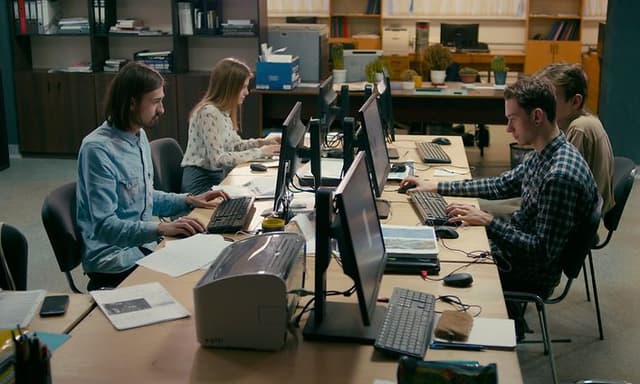 B2B - Elkjøp Control - A team working at their computers in an office