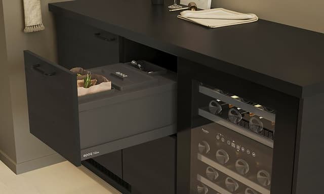 Epoq Edge Black Ash-kjøkken med åpen skuff med avfallssorteringssystem