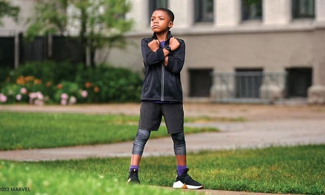 En gutt som står ute med henda i kors og en vivofit Jr 3 rundt håndleddet