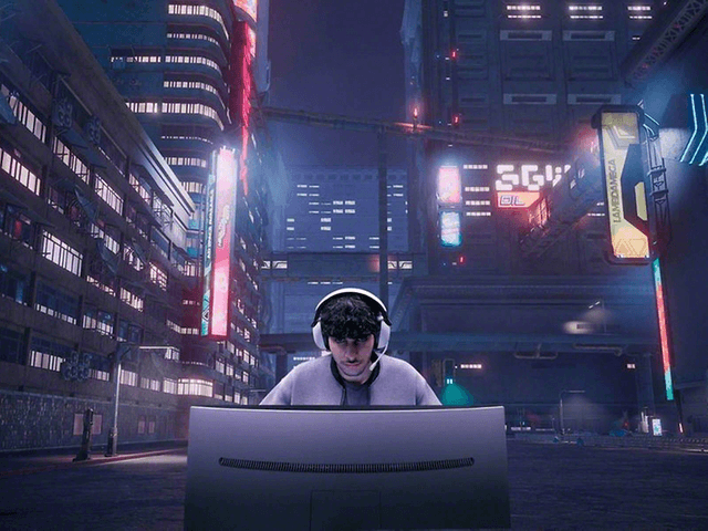 Sony Inzone -kuulokkeet päässä oleva mies pelaa sekä virtuaalikaupunki taustalla hänen takanaan