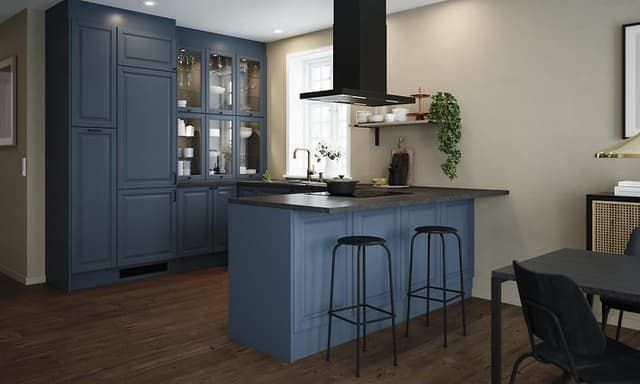 Epoq  Heritage Blue Grey kjøkken med vitrineskap, halvøy og sort ventilator