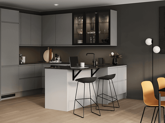 Epoq Integra Steel Grey kjøkkenkrok med brunsort benkeplate i kompaktlaminat benkeplate, vitrineskap og barkrakker.