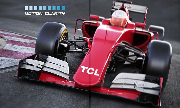 Röd racerbil som kör fort på en racingbana