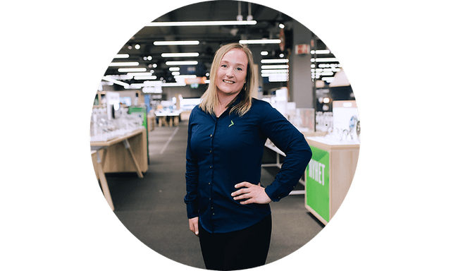 CS-Recycling-Woman in Elkjøp store