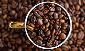 Kaffebønner i og rundt en kaffekopp