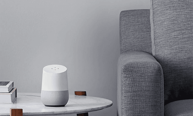 Google Home på et bord i stua