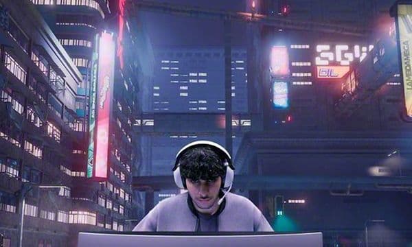 Person som har på seg Sony Inzone H9 trådløst støyreduserende gaming-headset og sitter foran en skjerm