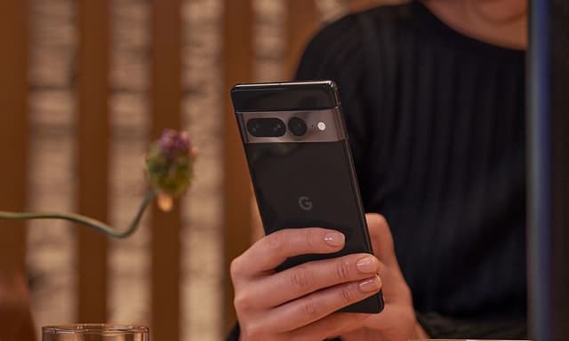 Kvinde der holder en Google Pixel telefon i hænderne
