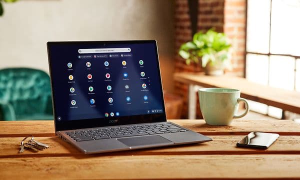 Acer Spin Chromebook på toppen av bordet i en kafé som viser skrivebordet
