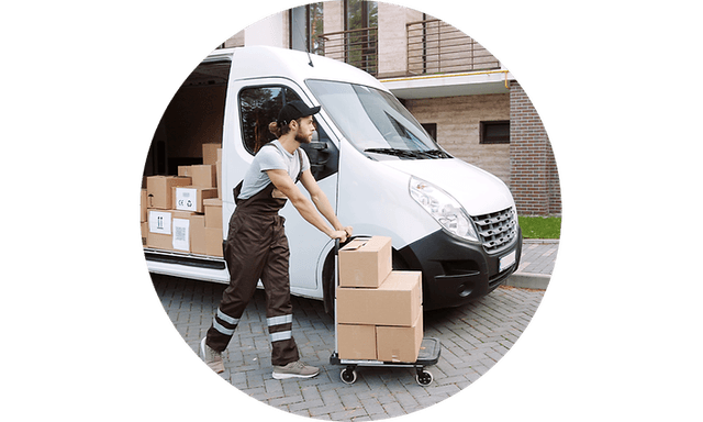 Mies toimittaa paketteja pakettiautolla