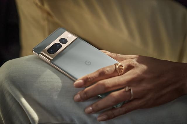 Hånd der holder en Google Pixel 7 Pro