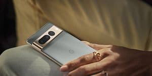 Hånd der holder en Google Pixel 7 Pro