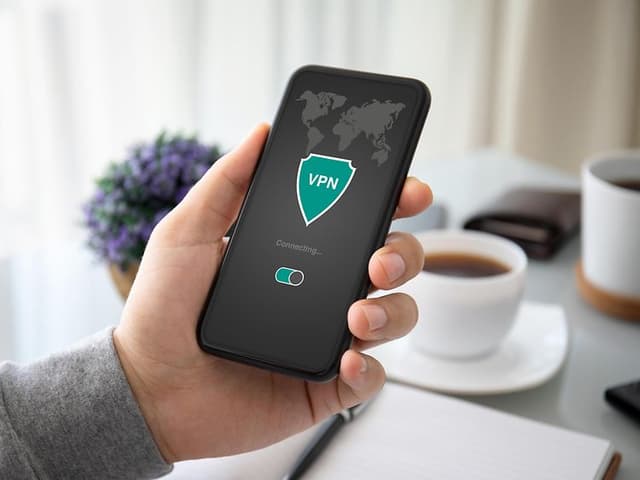 Hånd der holder en telefon der bruger VPN