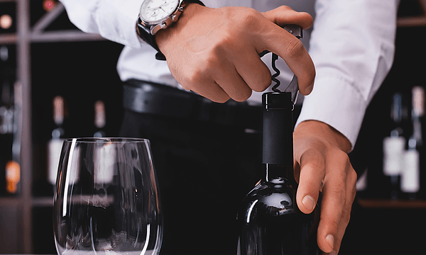 Sommelier åpner en vinflaske