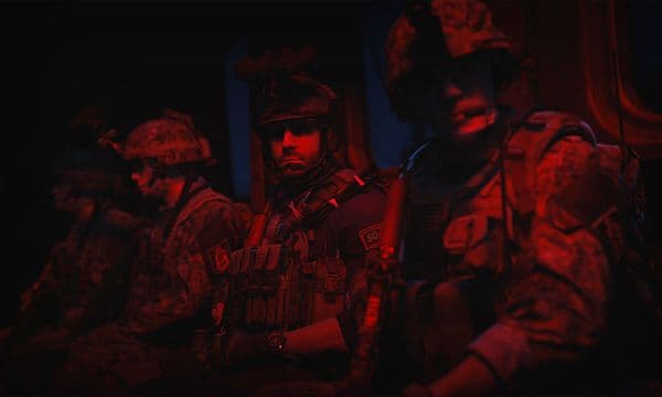 Skjermbilde fra spillet Call of Duty Modern Warfare 2 med tre militærmenn i rødt lys