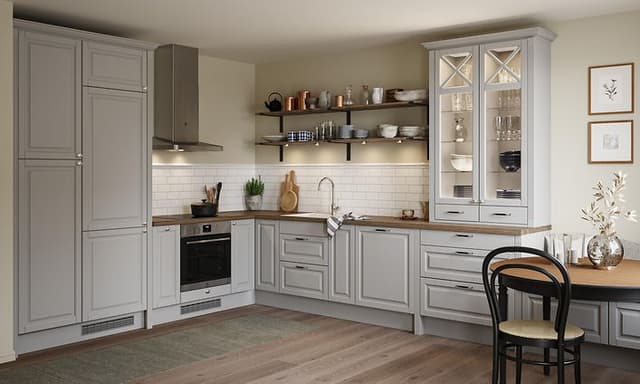 Epoq Heritage Light Grey klassisk kjøkken med vitrineskap og åpne hyller
