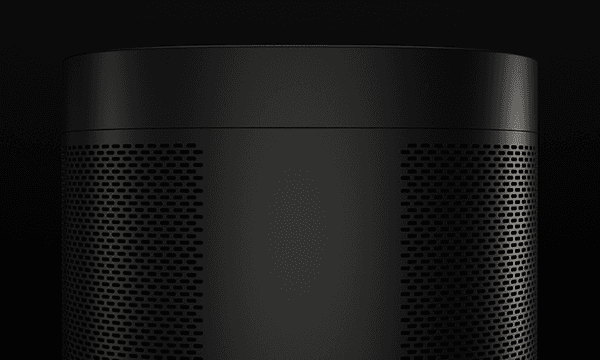 Musta Sonos One -kaiutin mustalla taustalla