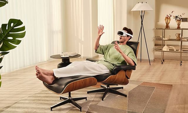 Mann i lenestol som har på seg Pico 4 VR Briller