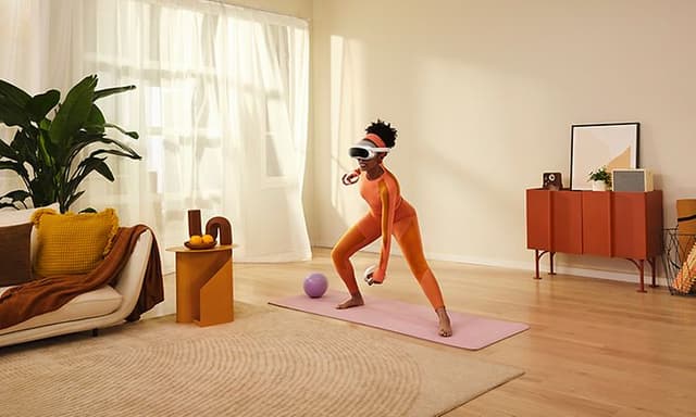  Kvinne som trener hjemmefra med Pico 4 VR briller