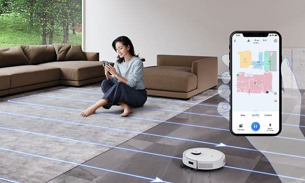 DEEBOT T9 kvinne kontrollerer robotstøvsugeren via oppgradert app