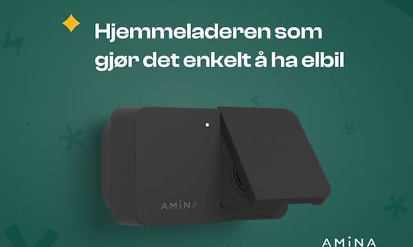 Amina elbillader veggfestet på grønn bakgrunn med teksten Hjenmmeladeren son gjør det enkelt å ha elbil