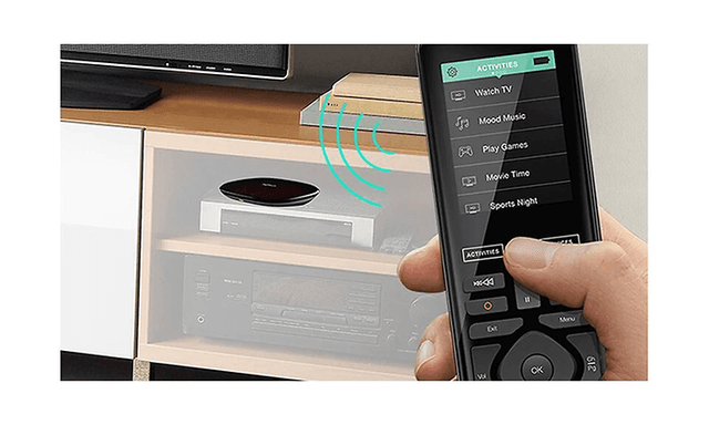 Logitech-Hand som håller fjärrkontroll framför TV
