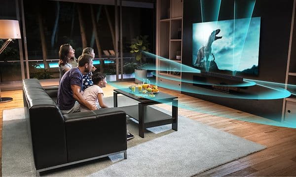 Billede af personer i en sofa foran et TV udstyret med en Sony HT-A7000 soundbar