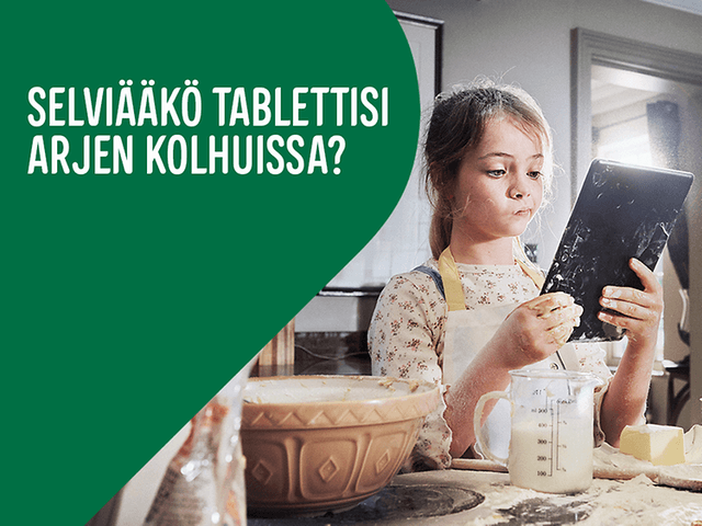 Tabletti ja vakuutus - tyttö katselee reseptiä tabletilta leipoessaan