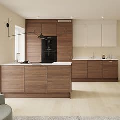 EPOQ kök: Epoq Edge Walnut samt Warm White med öppen planlösning, köksö och integrerade vitvaror.